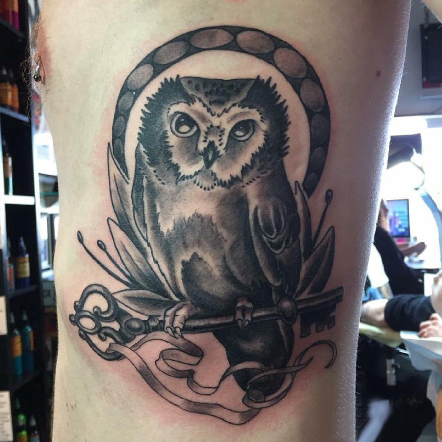点击大图看下一张：纹身猫头鹰 男生侧肋上猫头鹰纹身图片
