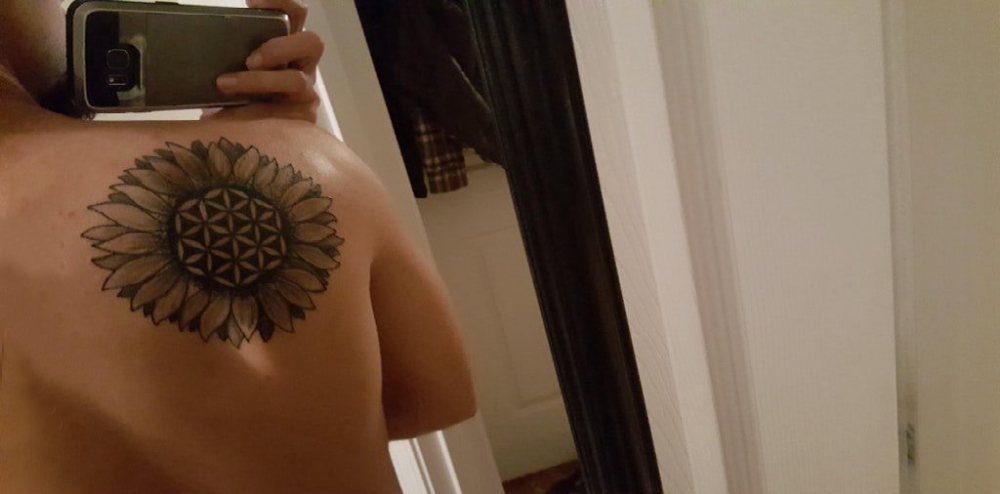 点击大图看下一张：向日葵纹身图片 女生后肩上黑色的向日葵纹身图片