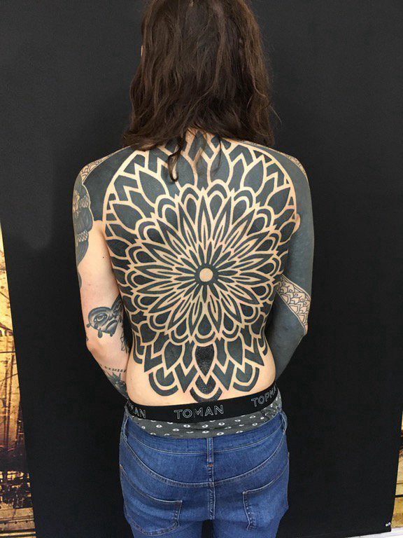 点击大图看下一张：部落图腾纹身 女生后背上黑色的部落图腾纹身图片