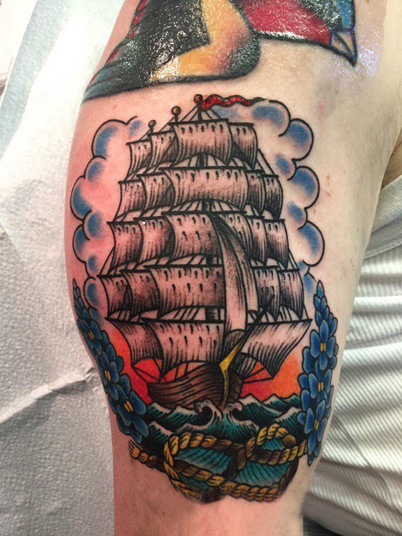 点击大图看下一张：大臂纹身图 男生大臂上彩绘的帆船纹身图片
