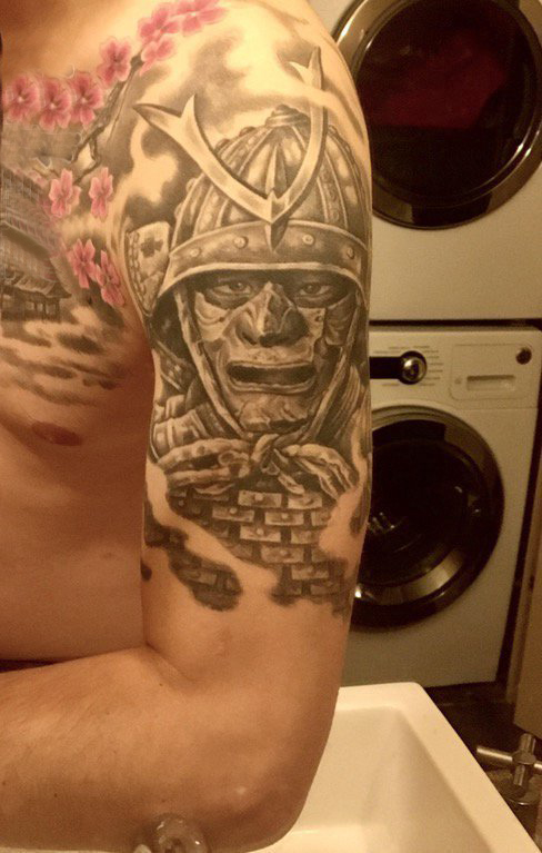 点击大图看下一张：大臂纹身图 男生大臂上黑灰的武士纹身图片