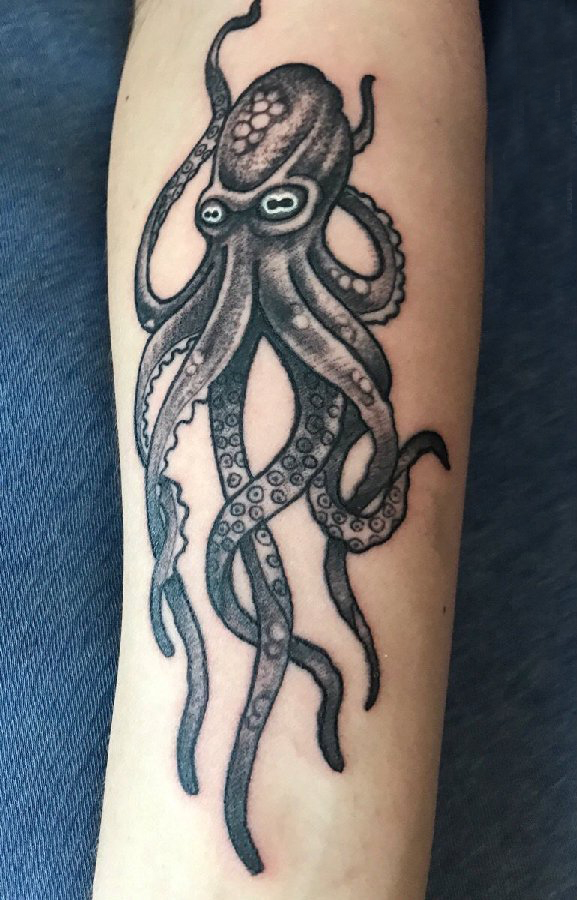点击大图看下一张：黑色章鱼纹身 男生手臂上黑色的章鱼纹身图片