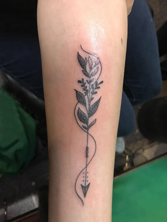 点击大图看下一张：极简线条纹身 女生手臂上花朵和箭头纹身图片