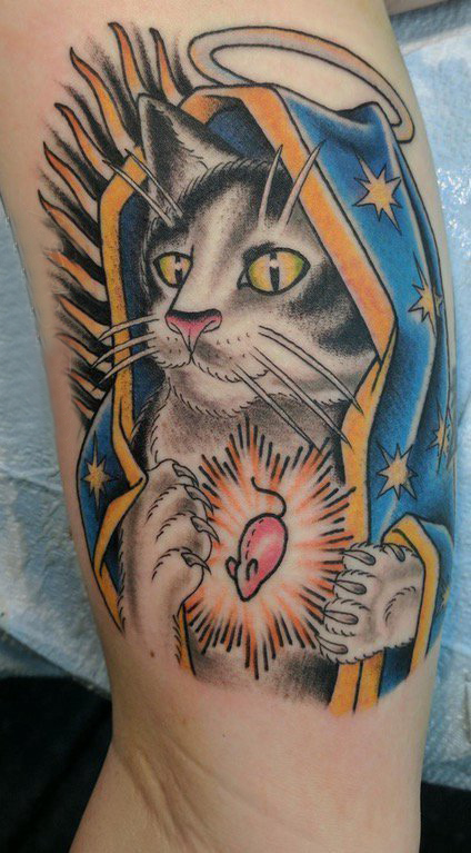 点击大图看下一张：手臂纹身素材 男生手臂上彩绘的猫咪纹身图片