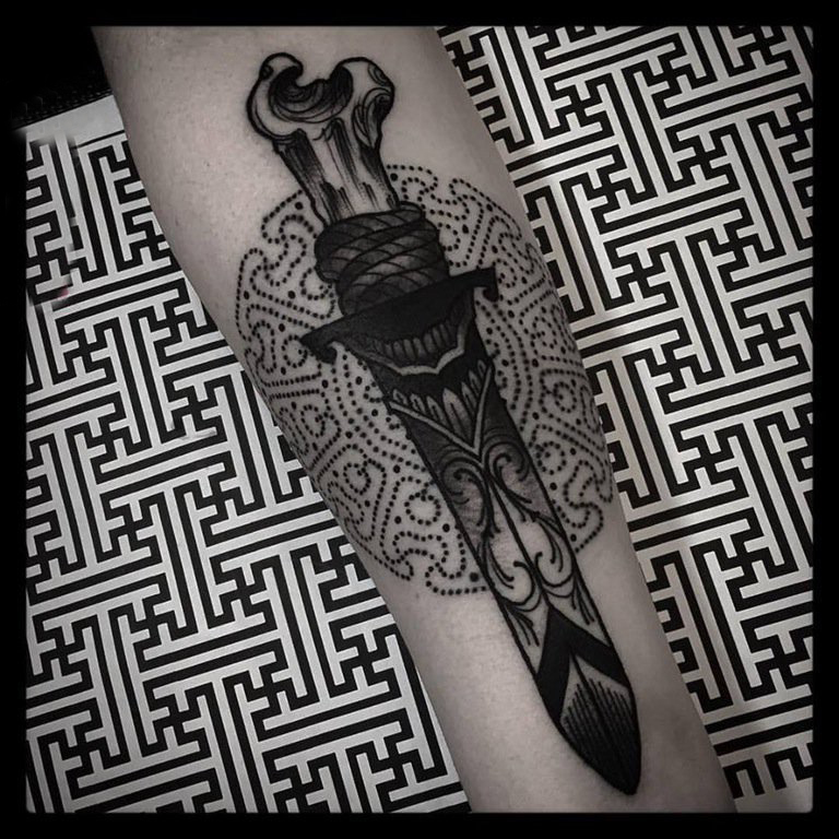 点击大图看下一张：手臂纹身素材 男生手臂上黑色的匕首纹身图片