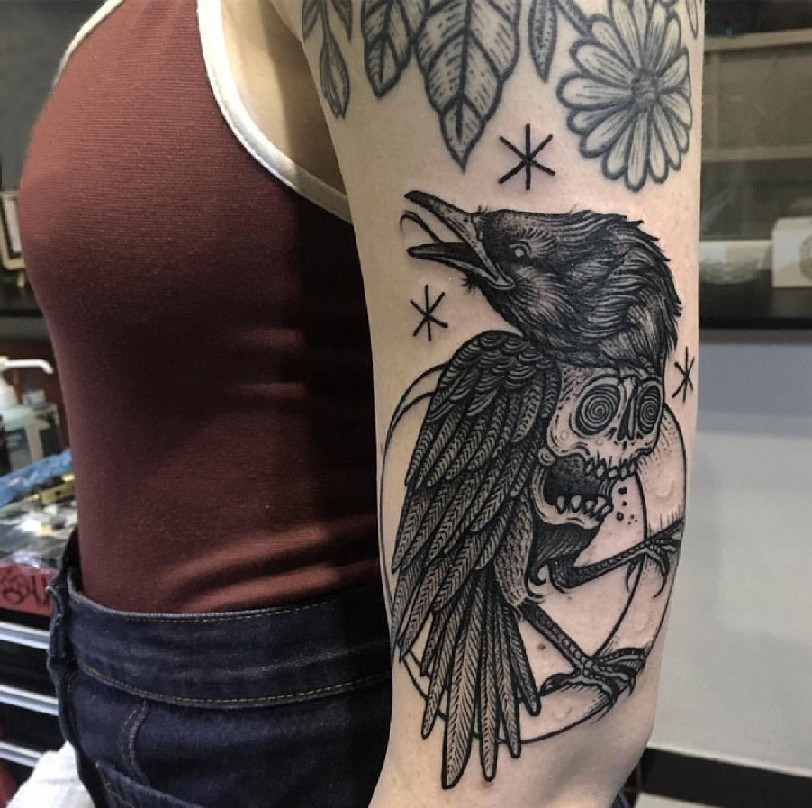 点击大图看下一张：纹身手臂女生 男生大臂上乌鸦和骷髅纹身图片