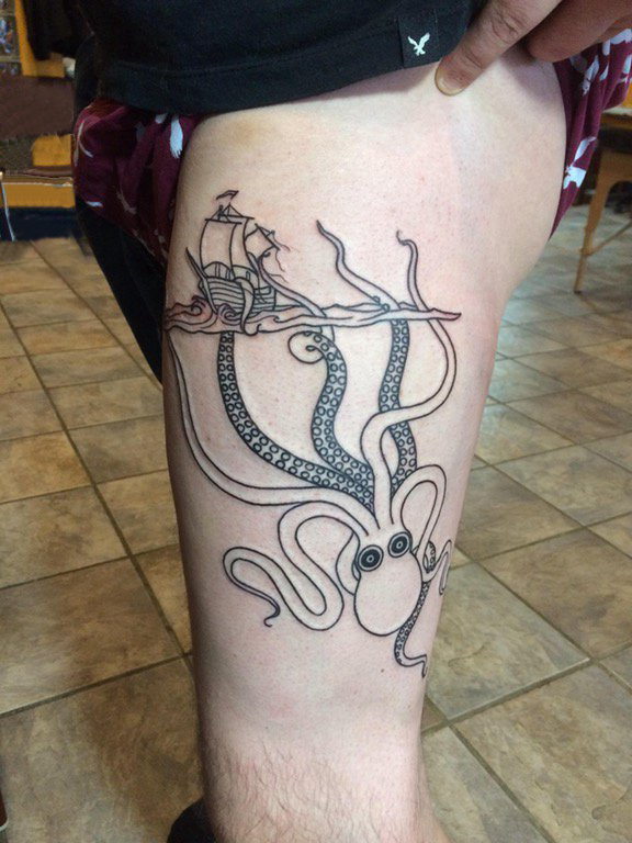 点击大图看下一张：纹身腿部 男生大腿上帆船和章鱼纹身图片