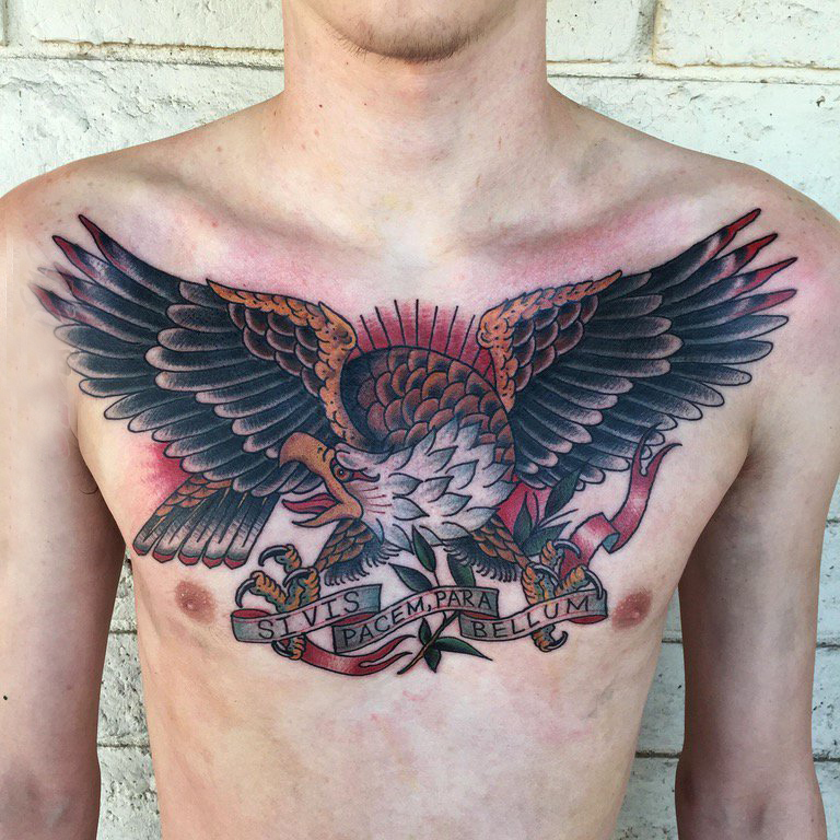 点击大图看下一张：纹身胸部男 男生胸部彩色的老鹰纹身图片