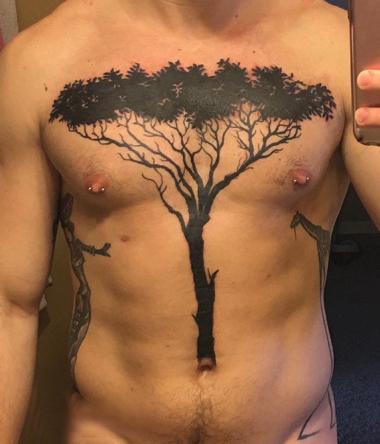 点击大图看下一张：纹身胸部男 男生胸部黑色的大树纹身图片