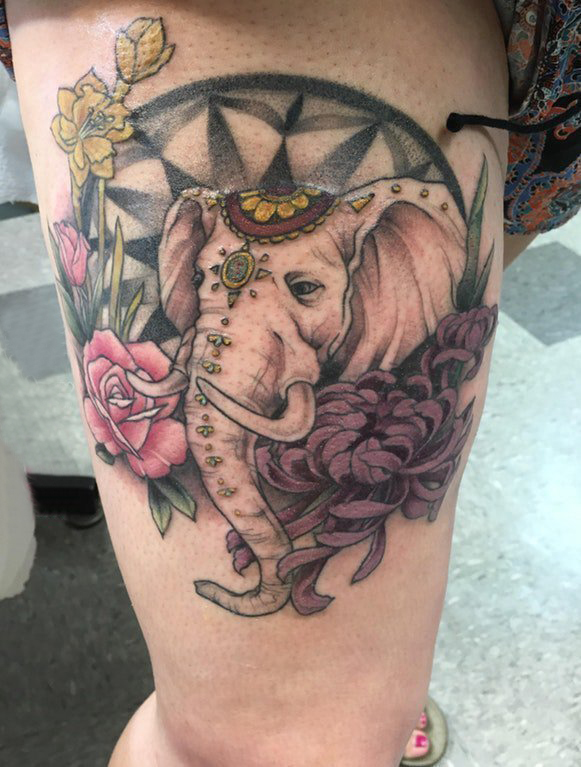 点击大图看下一张：象纹身 女生大腿上象纹身花朵图片