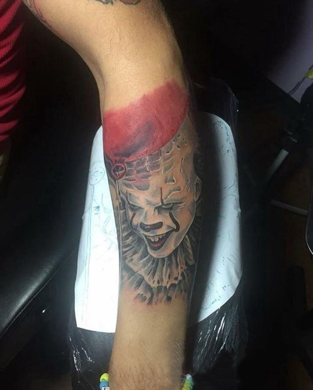 点击大图看下一张：小丑纹身 男生手臂上彩色的小丑纹身图片