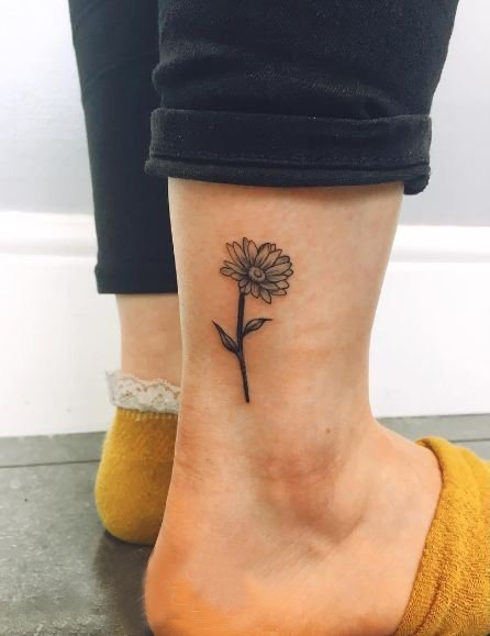 点击大图看下一张：小雏菊纹身 女生脚踝上黑色的雏菊纹身图片