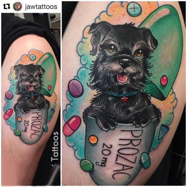 点击大图看下一张：小动物纹身 男生大臂上英文和小狗纹身图片
