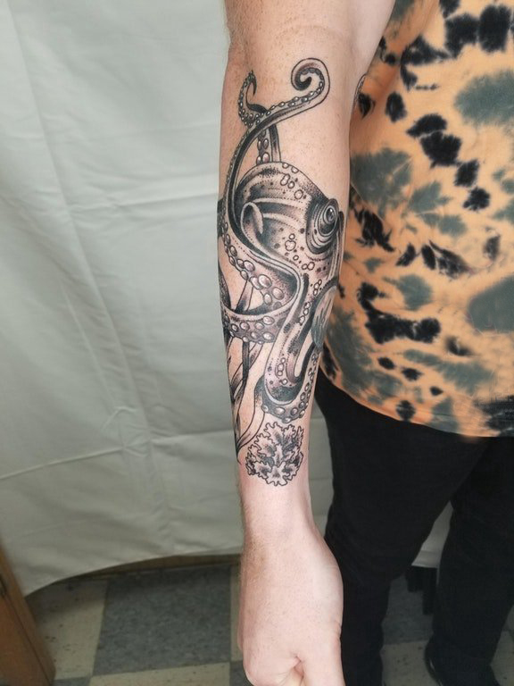 点击大图看下一张：小动物纹身 男生手臂上黑色的章鱼纹身图片