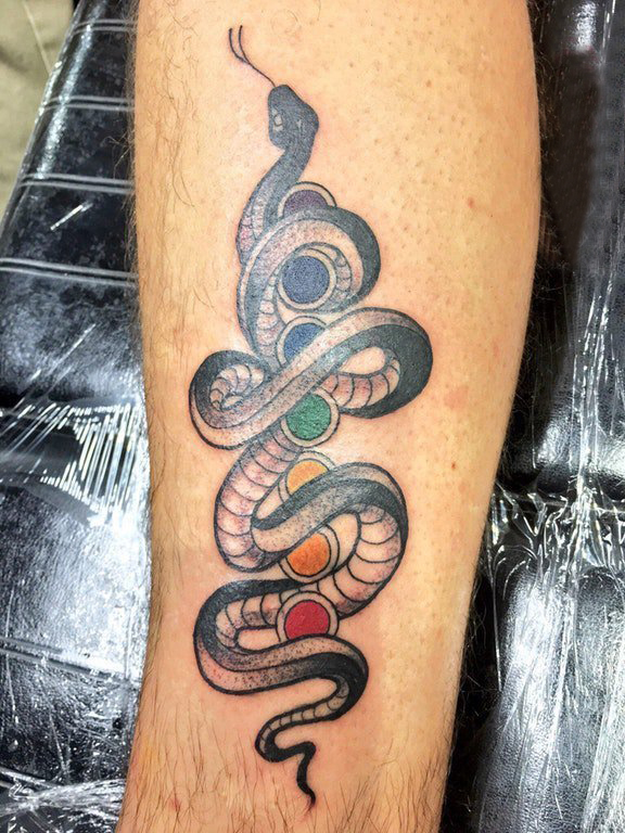 点击大图看下一张：小动物纹身 男生小腿上彩色的蛇纹身图片