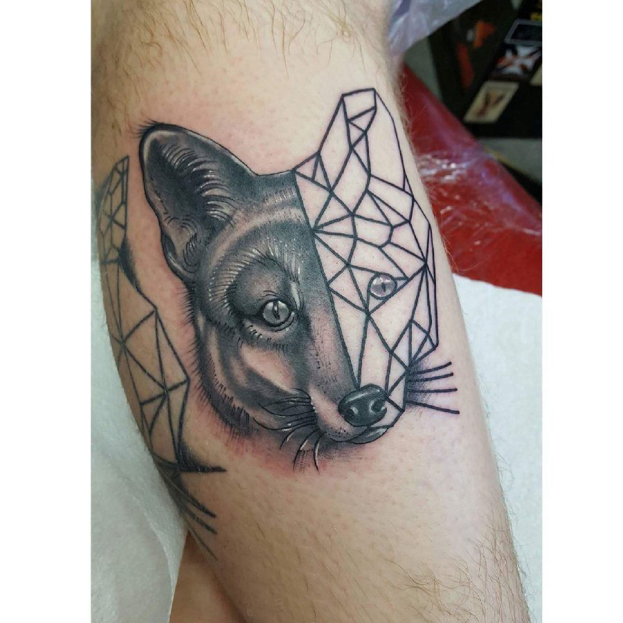 点击大图看下一张：小动物纹身 男生小腿上黑色的狐狸纹身图片