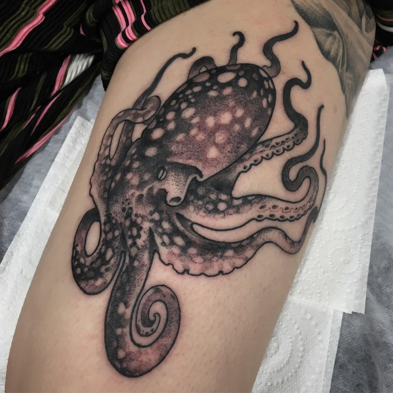 点击大图看下一张：小动物纹身 女生大臂上黑色的章鱼纹身图片
