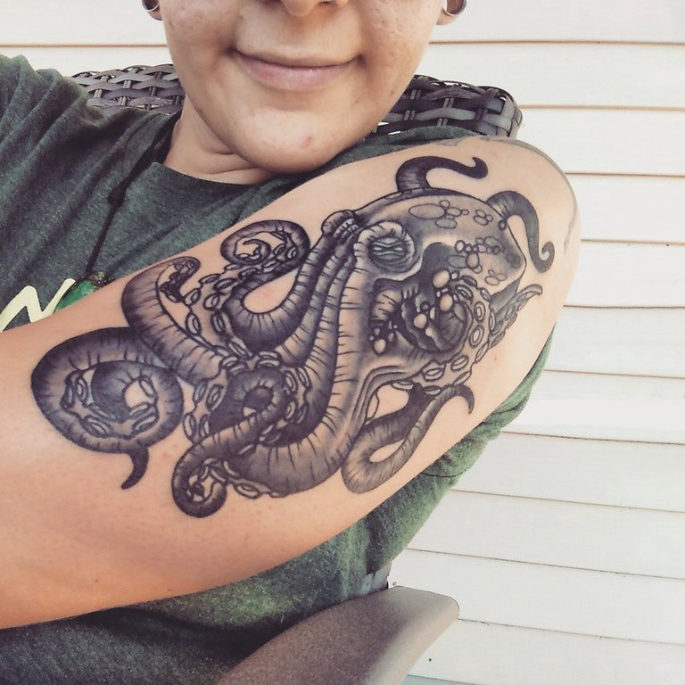 点击大图看下一张：小动物纹身 女生手臂上黑色的章鱼纹身图片