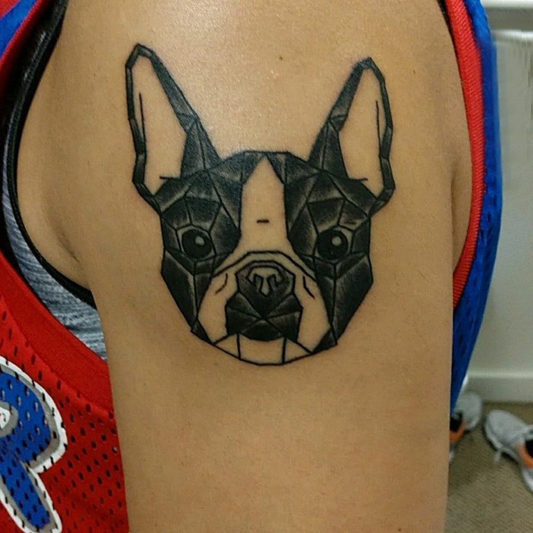点击大图看下一张：小狗纹身图片 男生大臂上黑色的小狗纹身图片