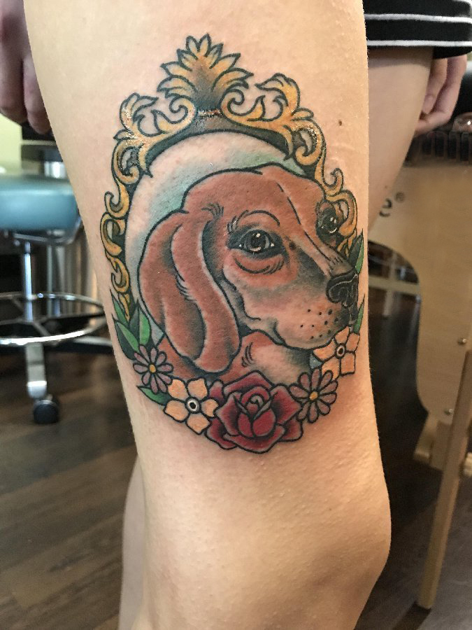 点击大图看下一张：小狗纹身图片 女生大腿上花朵和狗纹身图片