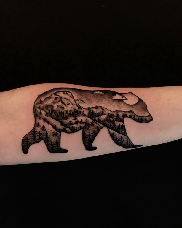 点击大图看下一张：百乐动物纹身 女生手臂上熊和风景纹身图片