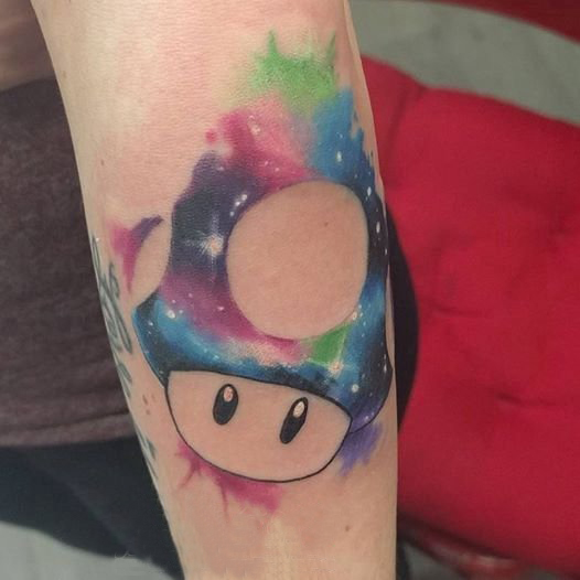 点击大图看下一张：彩绘纹身 女生手臂上彩色的蘑菇纹身图片