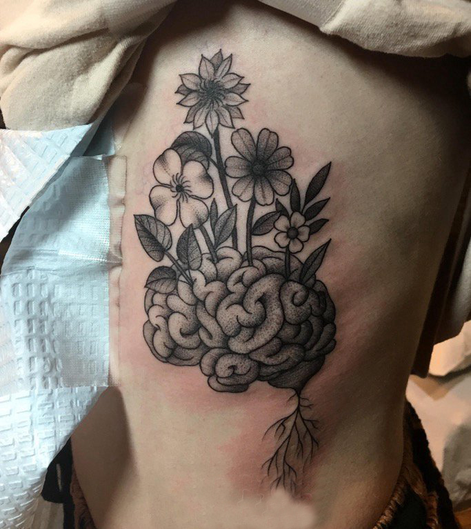 点击大图看下一张：侧腰纹身女 女生侧腰上花朵和大脑纹身图片