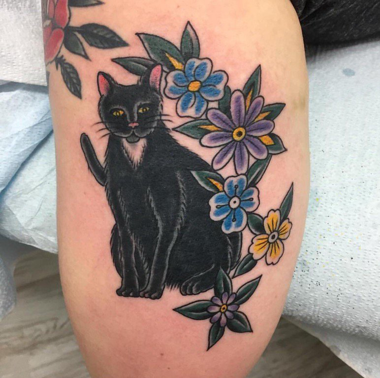点击大图看下一张：大腿纹身传统 女生大腿上花朵和猫咪纹身图片
