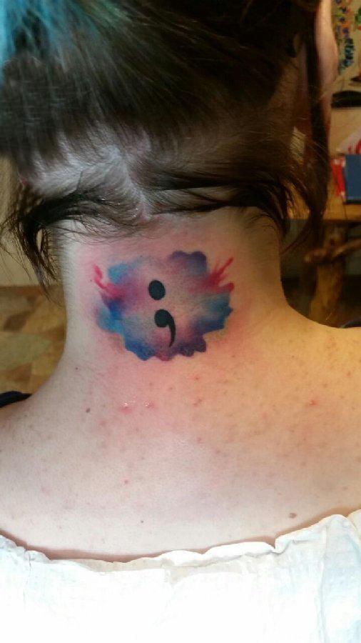 点击大图看下一张：后颈部纹身 女生后颈上彩色的符号纹身图片