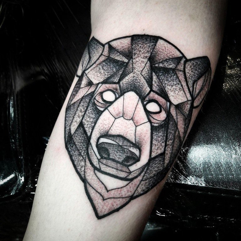 点击大图看下一张：几何动物纹身 男生手臂上黑色的熊纹身图片