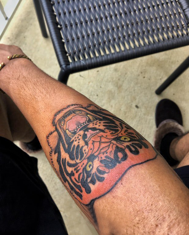 点击大图看下一张：老虎图腾纹身 男生手臂上老虎头纹身图片