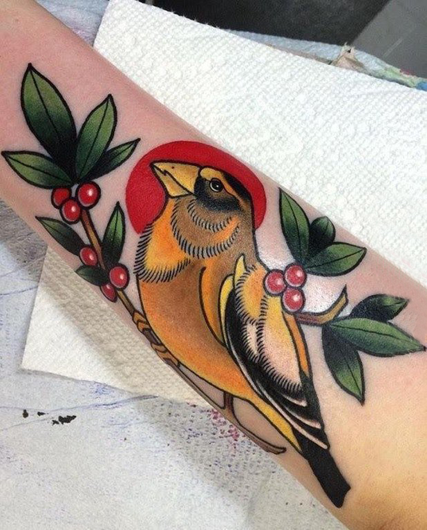 点击大图看下一张：鸟纹身 女生手臂上鸟纹身花朵纹身图片
