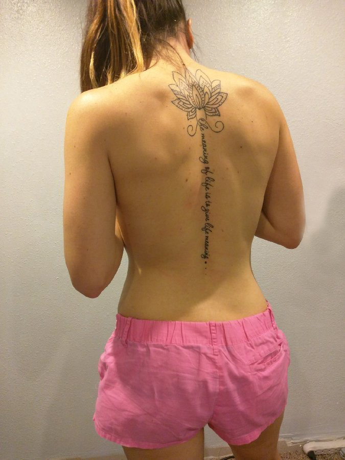 点击大图看下一张：纹身后背女 女生后背上莲花和梵文纹身图片