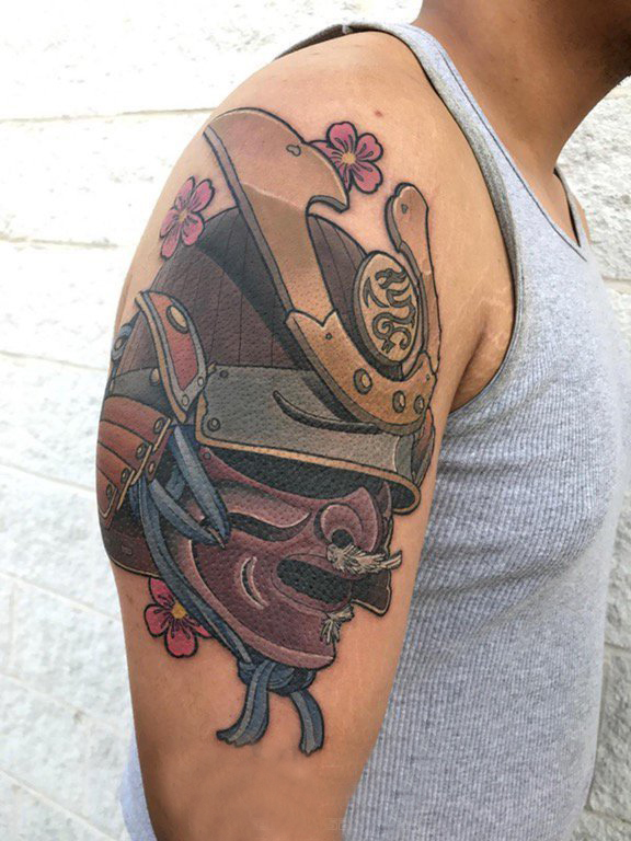 点击大图看下一张：武士樱花纹身 男生大臂上樱花和武士纹身图片