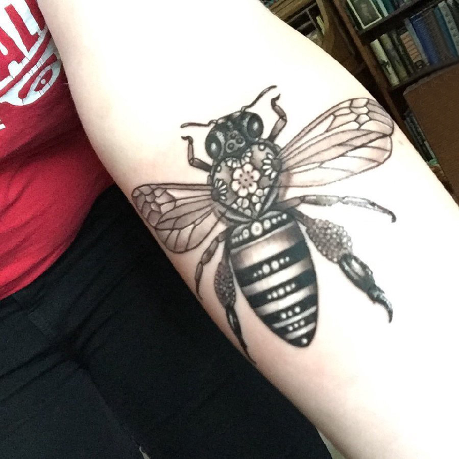 点击大图看下一张：小动物纹身 女生手臂上黑色的蜜蜂纹身图片