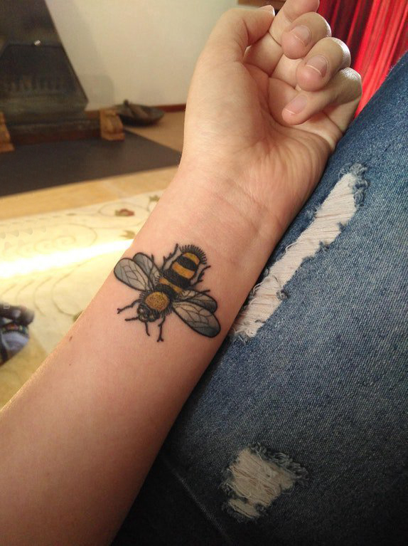 点击大图看下一张：小蜜蜂纹身 女生手臂上小蜜蜂纹身可爱图案
