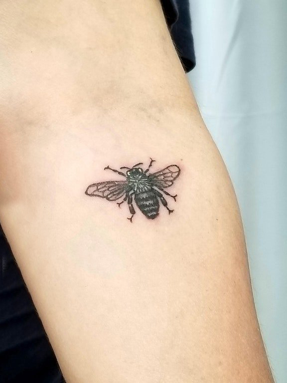 点击大图看下一张：小蜜蜂纹身 女生手臂上小蜜蜂纹身小动物纹身图片