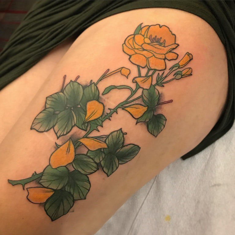点击大图看下一张：小清新植物纹身 女生大腿上彩色的花朵纹身图片