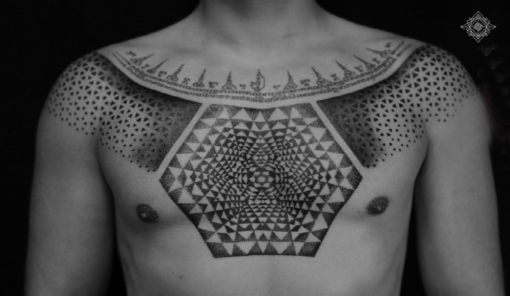 点击大图看下一张：几何点刺纹身 男生胸部黑色的几何纹身图片