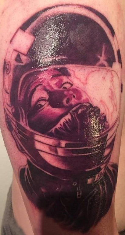 点击大图看下一张：人物肖像纹身 男生侧腰上黑色的宇航员纹身图片
