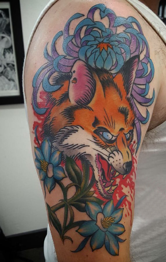 点击大图看下一张：手臂纹身图片 男生大臂上花朵和狐狸纹身图片