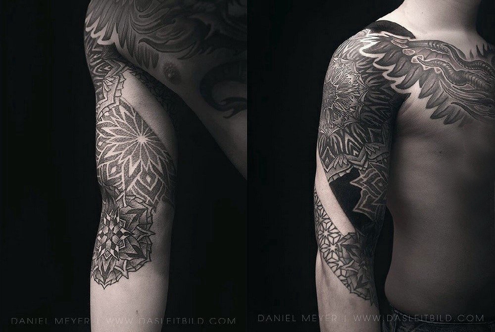点击大图看下一张：纹身点刺技巧 男生手臂上黑色的花朵纹身图片