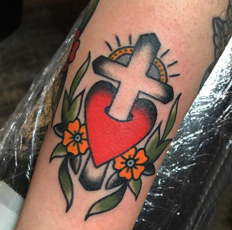 点击大图看下一张：纹身小十字架 男生手臂上花朵和十字架纹身图片