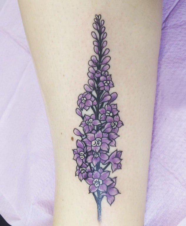 点击大图看下一张：小清新植物纹身 女生小腿上彩色的花朵纹身图片