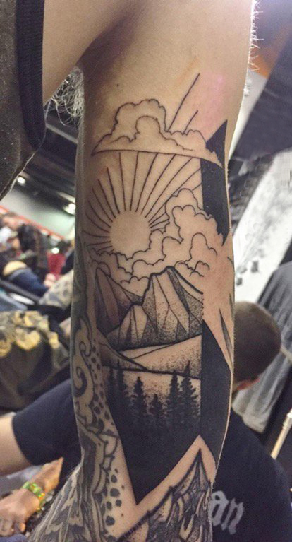 点击大图看下一张：小山峰纹身 男生手臂上山峰的纹身图片