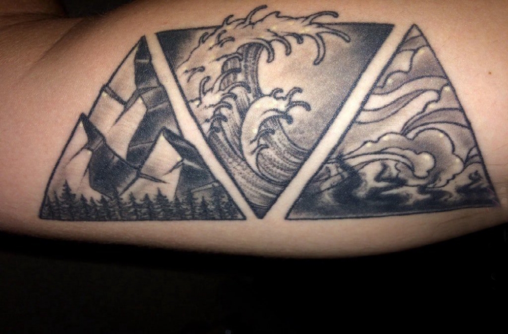 点击大图看下一张：小山峰纹身 男生手臂上素描纹身小山峰纹身图案