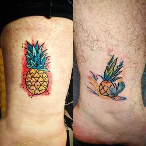 点击大图看下一张：小腿对称纹身 男生小腿上彩色的菠萝纹身图片