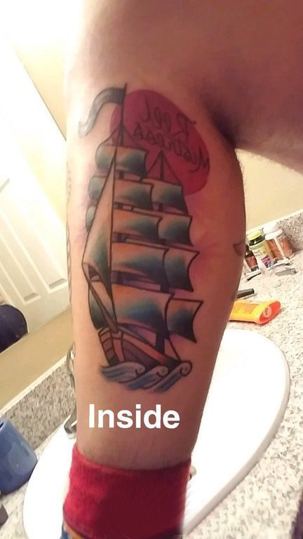 点击大图看下一张：小腿对称纹身 男生小腿上彩色的帆船纹身图片