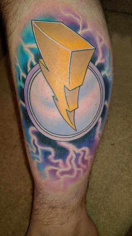 点击大图看下一张：小腿对称纹身 男生小腿上彩色的闪电纹身图片