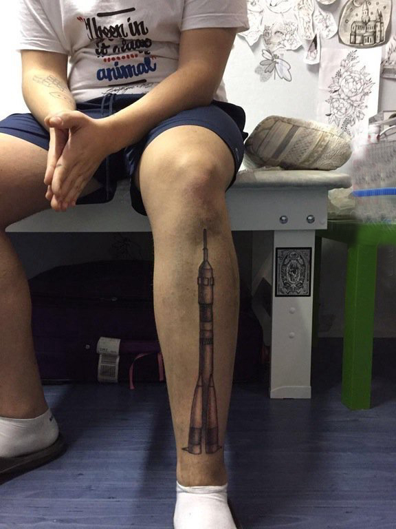 点击大图看下一张：小腿对称纹身 男生小腿上黑灰的火箭纹身图片